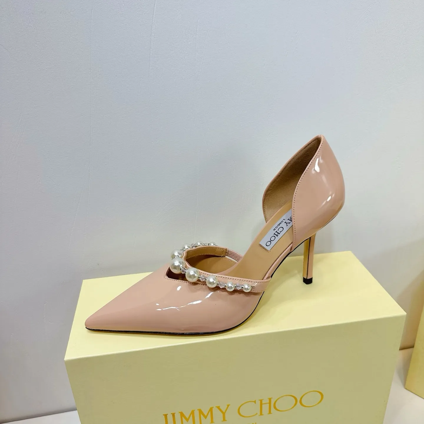 👟👟Ex-factory price 620👟👟 JIMMY CHOO (Jimmy CHOO) 💝💝💝 is a very comprehensive noble fashion lifestyle brand, with a series of women's high-heeled, medium-heeled, flat-heeled sandals with the same straps from major fashion bloggers and celebrities in Hong Kong and the United States.  The Australian pointed toe, round toe and square toe series are simply beautiful. Fall in love with elegance and playful sense of the future. Just by looking at them, you want to own them immediately, but you can really think about a pair of exquisite high heels~~~~~~~~~~~~~~~~~ 💝This series is specially designed for extraordinary and indifferent ladies, thus creating a unique overall effect, Jimmy Choo Design products that inspire women to move forward and show their charm💝💝💝 1⃣️Material: Imported patent leather 2⃣️Inner: Imported Italian lambskin, super soft and delicate 3⃣️Outsole: Imported Italian original original color genuine leather outsole Heel height 8.5 4⃣️Code number: 35 to 39 (34.40.41.42. Customized)